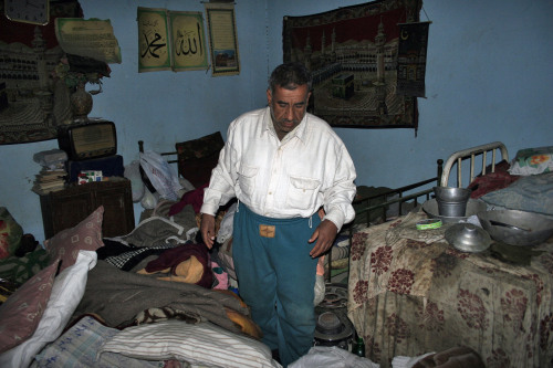 عراقي يتفقّد منزله بعدما داهمته القوّات الأميركيّة بحثاً عن مشتبه بهم في بغداد أمس (أ ف ب)
