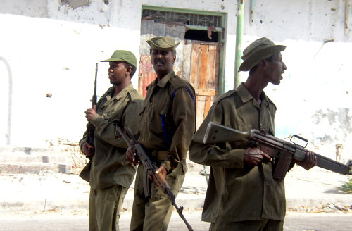 جنود صوماليّون يجوبون شوارع مقديشو أوّل من أمس (أ ب)