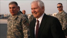 غيتس والجنرال جون أبي زيد في قاعدة جويّة أميركيّة في الخليج أمس (رويترز)