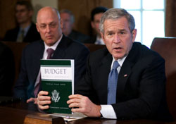 بوش يحمل نسخة من مسودّة الموازنة خلال الاجتماع في البيت الأبيض أمس