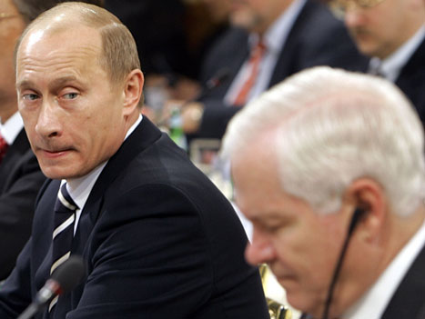 بوتين ينظر إلى غيتس خلال مؤتمر ميونيخ أوّل من أمس (أ ب)