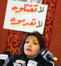 زوجة المعارض المصري المعتقل أيمن نور خلال مؤتمر صحافي في القاهرة أمس