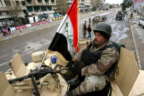 جندي عراقي في وسط بغداد أمس (أ ب)