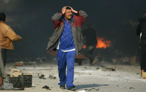 عراقي عند موقع الانفجار في حي «بغداد الجديدة» أمس (رويترز)