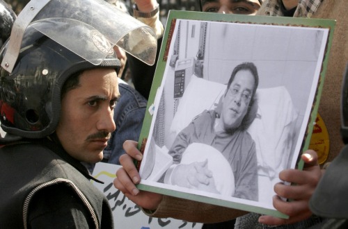 صورة للمعارض المصري المسجون أيمن نور خلال احتجاج في القاهرة (أرشيف - رويترز)