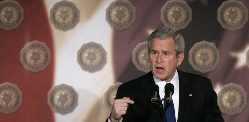 بوش يخطب في المؤتمر الـ 47 لجمعيّة «المحاربين القدامى» في واشنطن أمس (أ ب)