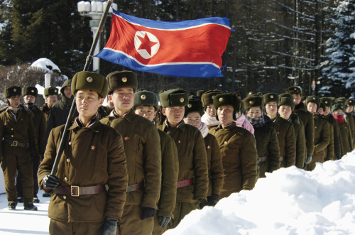 كوريّون شماليّون يحتفلون بالعيد الـ 60 للرئيس الكوري الشمالي كيم يونغ - إيل قرب جبل بايكتو شمالي البلاد الشهر الماضي (أ ب) 