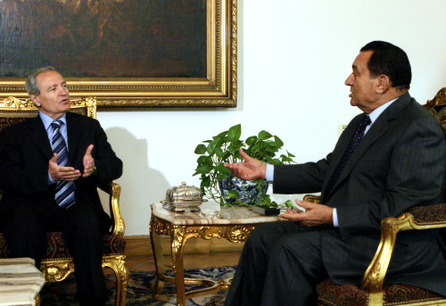 مبارك والشرع أثناء لقائهما في القاهرة أمس (رويترز)