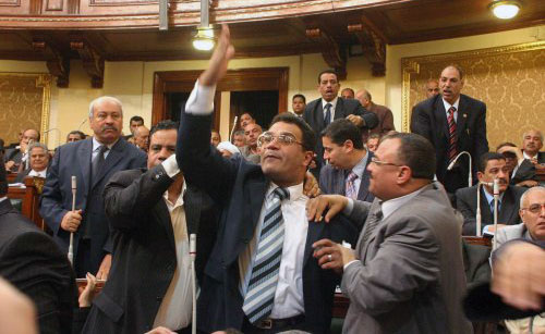 النائب عن الحزب الوطني الحاكم سعد أبو عقرب يردّ على نوّاب المعارضة في البرلمان أمس (إي بي أي)