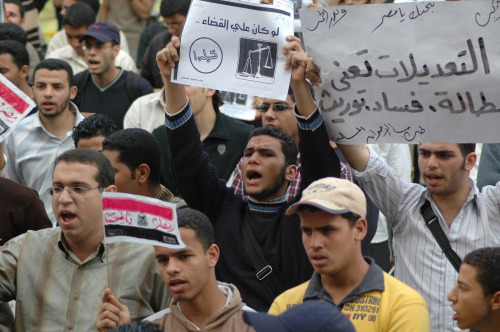طلّاب مصريّون يحتجّون على التعديلات الدستوريّة في القاهرة أمس (أ ب)