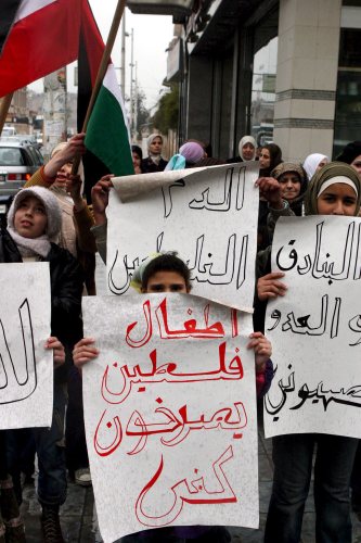 لاجئون فلسطينيّون خلال احتجاج في مخيّم اليرموك قرب دمشق الشهر الماضي (إي بي أي)