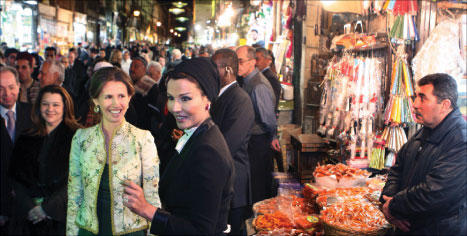 السيّدة السوريّة الأولى أسماء الأسد وحرم أمير قطر الشيخة موزّة في أحد أسواق دمشق الأسبوع الماضي (أ ب)
