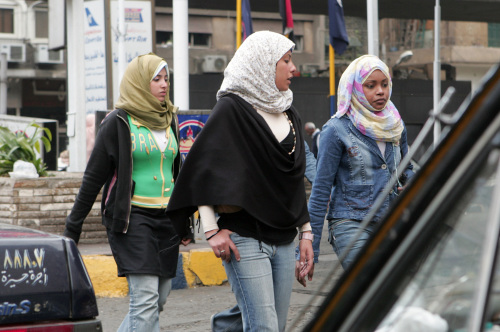 مصريّات خارج حرم إحدى الجامعات في القاهرة أمس (كريس بورونكل - أ ف ب)