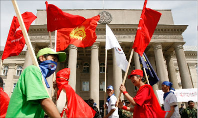 مناصرون للمعارضة القرغيزيّة خلال الاحتجاج أمام مبنى البرلمان في بيشكك أمس (فلاديمير بيروكوف - رويترز)