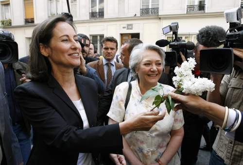 رويال خلال جولة انتخابيّة في باريس أمس (جاكي نايجيلين - رويترز)