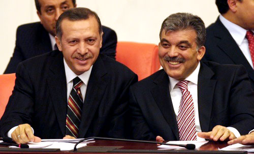 غول وإردوغان خلال الجولة الأولى من الانتخابات الرئاسيّة في أنقرة أمس (فاتح ساريباس - رويترز)