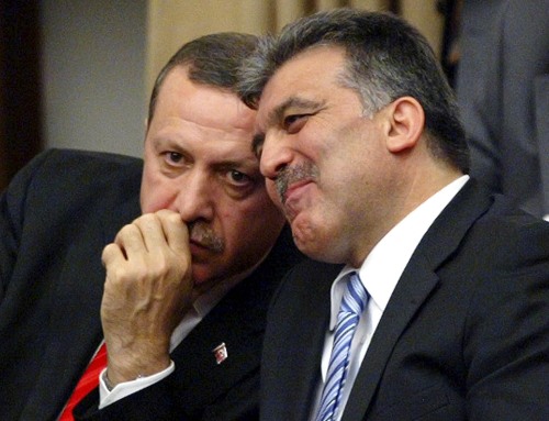 أردوغان (الى اليسار) يهمس في أذن غول خلال جلسة البرلمان التركي في أنقرة أمس (سترينغر- رويترز)