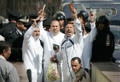 أعضاء من «الإخوان» قبل دخولهم قاعة المحكمة في القاهرة أواخر شباط الماضي (بن كورتيس - أ ب)