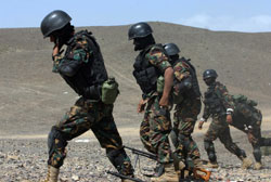 تدريبات للجيش اليمني في صنعاء أوّل من أمس (خالد عبد الله - رويترز)