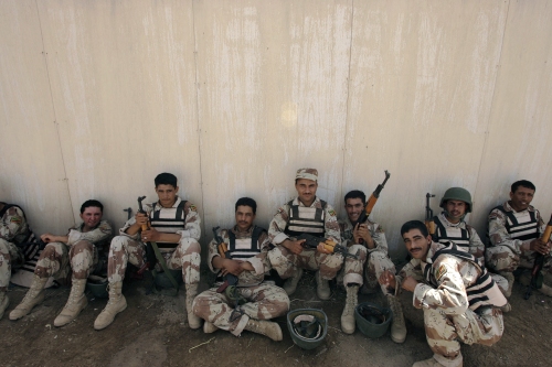 جنود عراقيون يستريحون خلال تدريبات يديرها جنود أميركيّون في قاعدة «التاجي» أمس (إدواردو مونوز - رويترز)