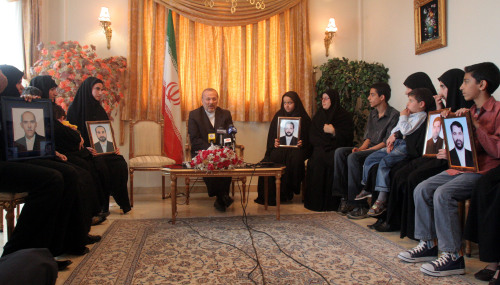 متّكي مع عائلات الديبلوماسيين الايرانيين المعتقلين (فاهيد سالمي - أ ب)
