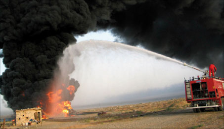 محاولات إطفاء النيران المندلعة من خزانات النفط بعد انفجار كركوك أمس (صلاح الدين رشيد - رويترز)