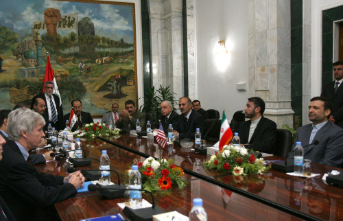 كروكر (الى اليسار) وقمي يترأسان وفدي بلديهما في اجتماع بغداد أمس (هادي مزبان - أ ف ب)