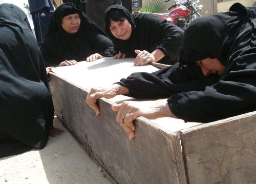 عراقيات ينتحبن على نعش أحد ضحايا التفجيرات في بغداد أمس (حسين الموسوي - إي بي أي)