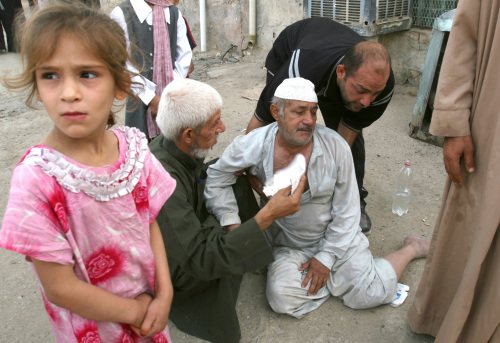 عائلة إحدى ضحايا الغارات الأميركية في مدينة الصدر أمس (كريم كاظم - أ ب)
