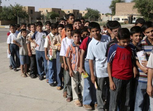 طلاب عراقيون ينتظرون دورهم لبدء امتحاناتهم في بغداد أمس (نهاد حسين - رويترز)