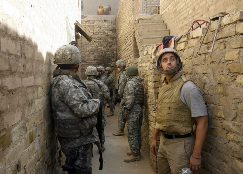 صحافي يرافق جنوداً أميركيين خلال مداهمتهم لمنزل في البيعة العراقية أمس (روزلان رحمان - أ ف ب)