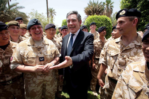 براون بين الجنود البريطانيين العاملين في بغداد أمس (أندرو بارسونز - أ ب)