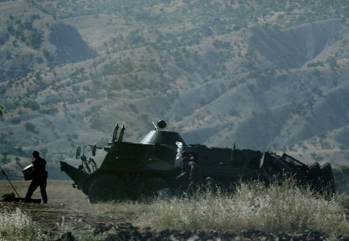 تمركز القوات التركية على الحدود مع العراق أمس (سركان سنتورك - أ ب)