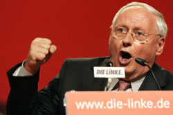 لافونتين يلقي كلمته أمام الجمعية التأسيسية للحزب الجديد في برلين أول من أمس (فريتز ريس - أ ب)
