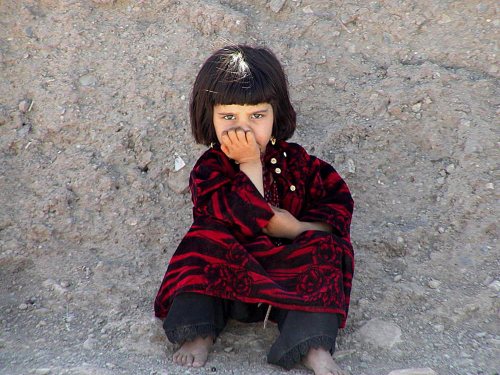 طفلة أفغانية لاجئة في مدينة هيرات أمس في اليوم العالمي للاجئين (فرحناز كريمي - إي بي آي)