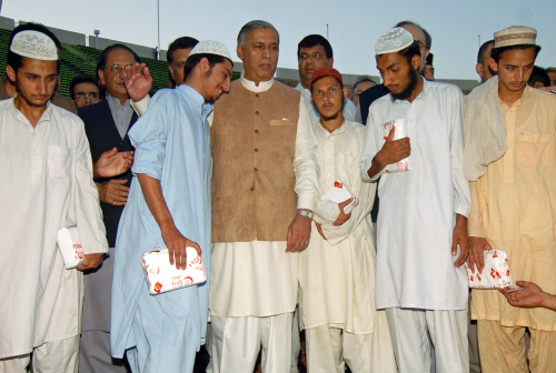 شوكت عزيز وطلبة إسلاميين مفرج عنهم في إسلام آباد أمس (أصيف حسن - أ ف ب)