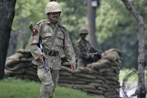 جندي باكستاني بالقرب من المسجد المحاصر في إسلام آباد أمس (فيصل محمود - رويترز)