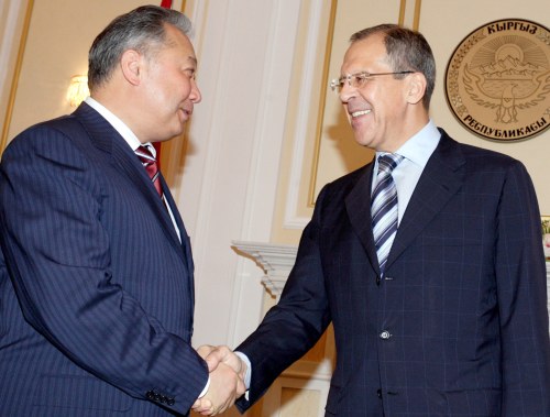 لافروف والرئيس القرغيزي في بيشكك اول من امس (فلاديمير بيروغوف - رويترز)