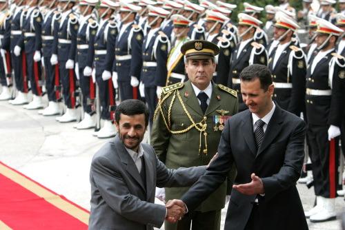 الأسد ونجاد في طهران في شباط الماضي (عطا كيناري - أ ف ب)