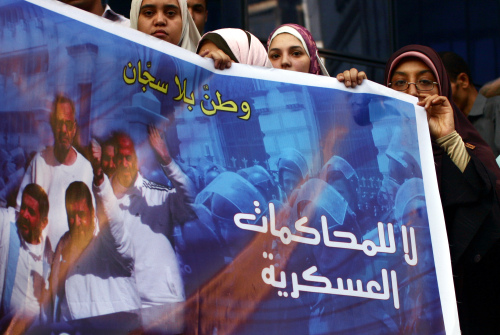 مصريّون يتظاهرون دعماً لـ «الإخوان» المعتقلين في القاهرة أول من أمس (أسماء وجيه - أ ب)