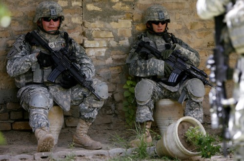 جنديان أميركيان يستريحان في بغداد أمس (نيكولا سوليك - رويترز)