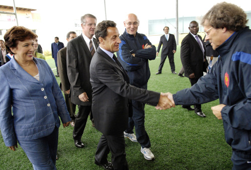ساركوزي خلال زيارته معسكر تدريب منتخب الركبي في ضواحي باريس أمس (ستيفان دي ساكوتين - أ ب)