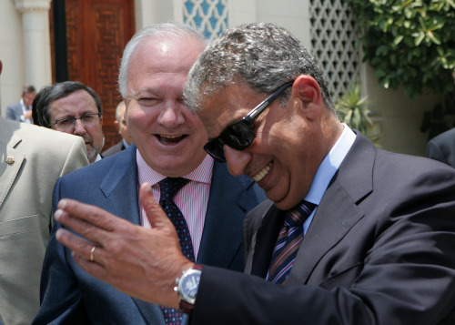 موسى وموراتينوس بعد مؤتمر صحافي في القاهرة أمس (خالد دسوقي - أ ف ب)