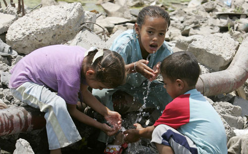 أطفال عراقيون في مدينة الصدر أمس (كريم رحيم - رويترز)