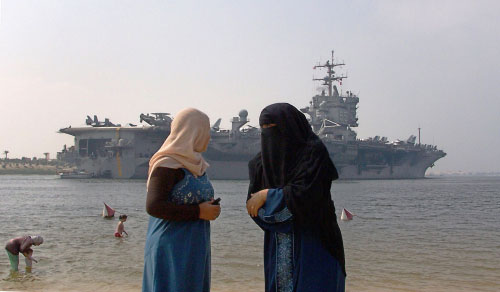 مصريتان في ميناء الاسماعيلية على قناة السويس أمس (أ ف ب)