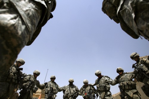 جنود أميركيون يصلّون قبل انطلاقهم لمهمة في بغداد أمس (دامر ساغولج - رويترز)