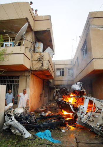 عراقيون في موقع انفجار في كركوك أمس (مروان ابراهيم -أ ف ب )