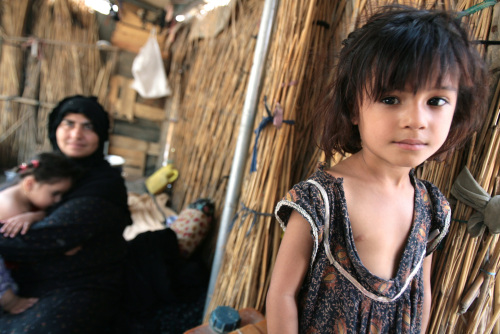 طفلة عراقية وسط منطقة الكرادة المجاورة لبغداد أمس (أحمد الرباي - أ ف ب)