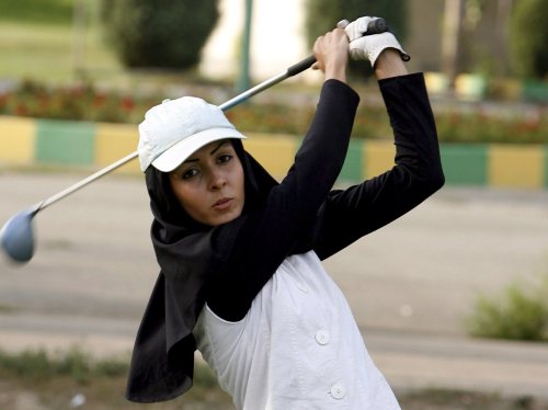 ايرانية تمارس رياضة الغولف في طهران أمس (عابدين طاهركناره - إي بي أي)