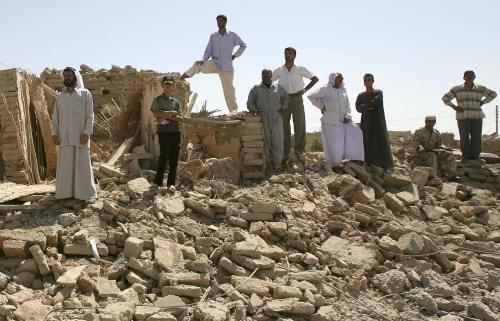 عراقيون “يزيديون” في ساحة أحد التفجيرات التي استهدفت القحطانية أمس (ثائر السوداني - رويترز)